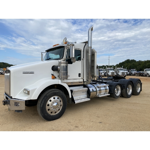 2016 KENWORTH T800 Day Cab Truck