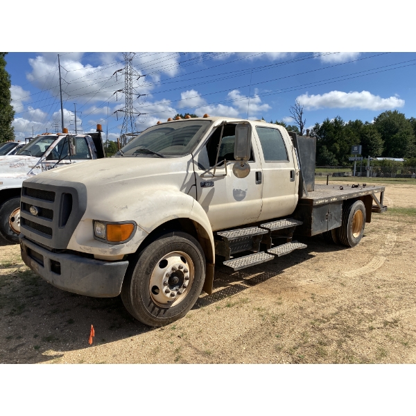 2004 FORD F650 XL Flatbed Truck