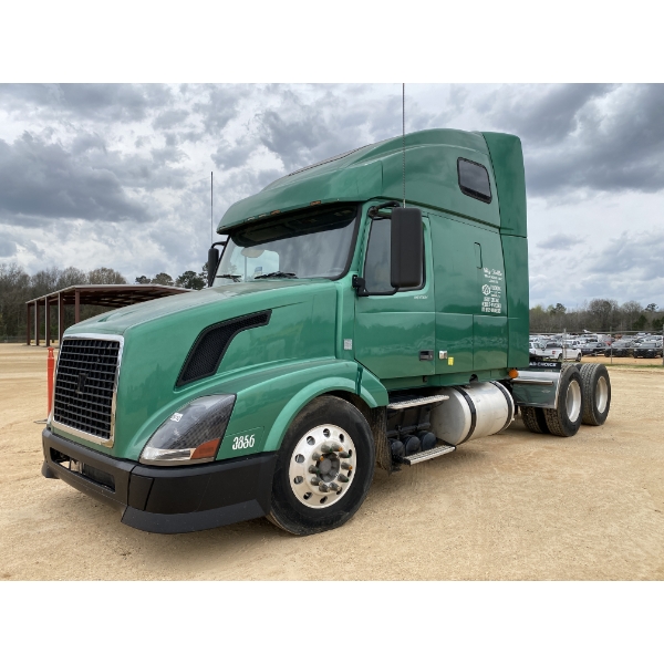 2011 VOLVO VNL Sleeper Truck