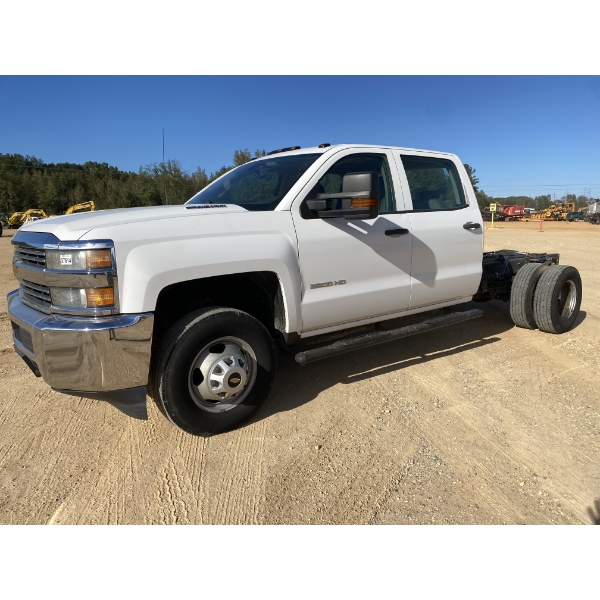 2015 CHEVROLET 3500 HD Cab and Chassis Truck