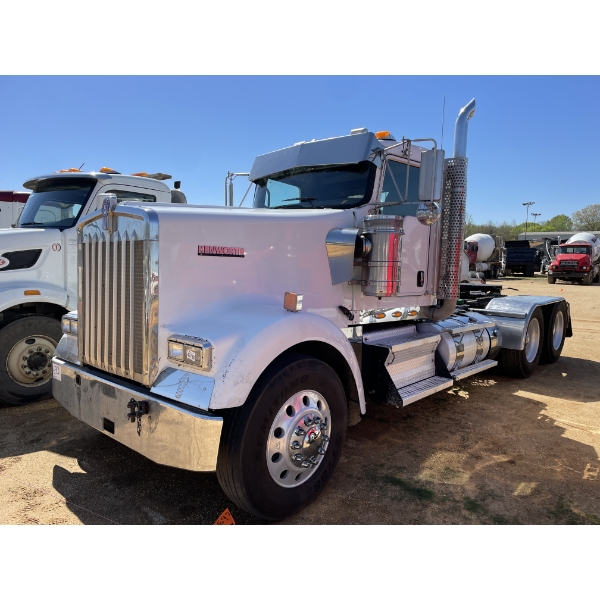 2014 KENWORTH W900 Day Cab Truck