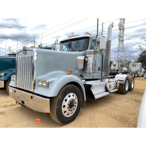 2022 KENWORTH W900 Day Cab Truck
