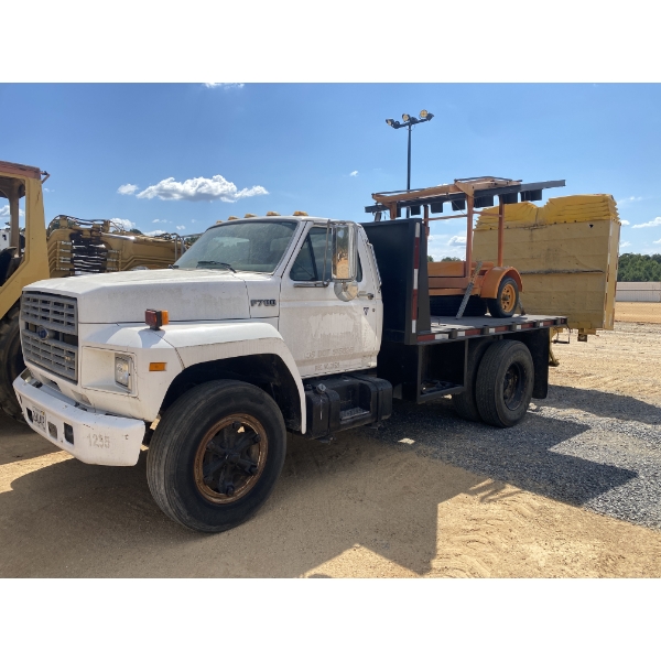 1991 FORD F700 ATTENUATOR Flatbed Truck
