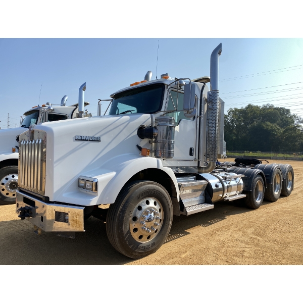 2016 KENWORTH T800 Day Cab Truck