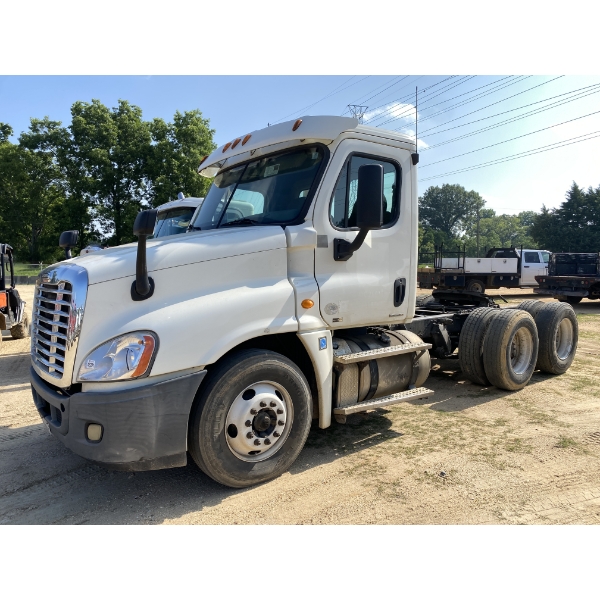 2012 FREIGHTLINER CASCADIA Day Cab Truck