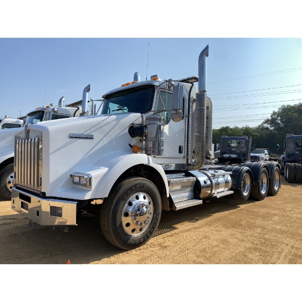 2020 KENWORTH T800 Day Cab Truck