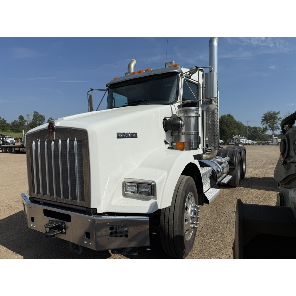 2016 KENWORTH T800 Day Cab Truck