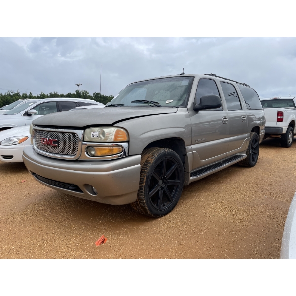 2002 GMC YUKON DENALI SUV