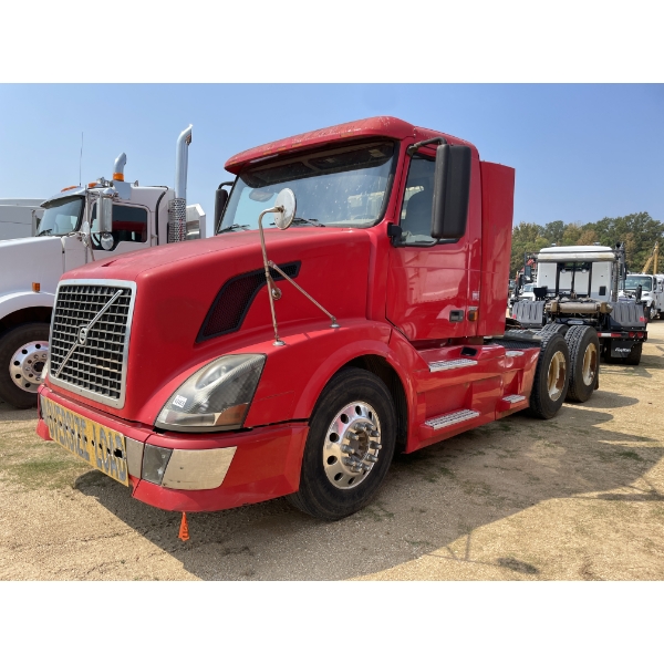 2007 VOLVO  Day Cab Truck