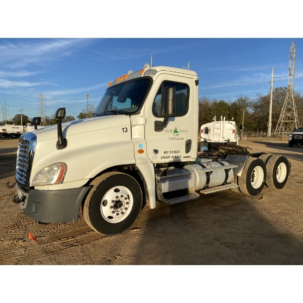 2011 FREIGHTLINER CASCADIA Day Cab Truck