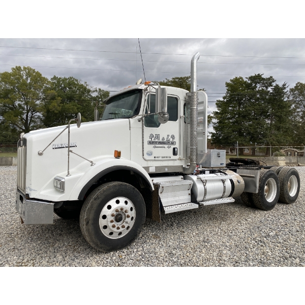 2014 KENWORTH T800 Day Cab Truck