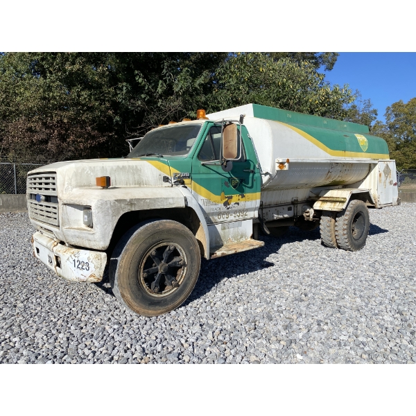 1994 FORD F700 Gas / Fuel Truck