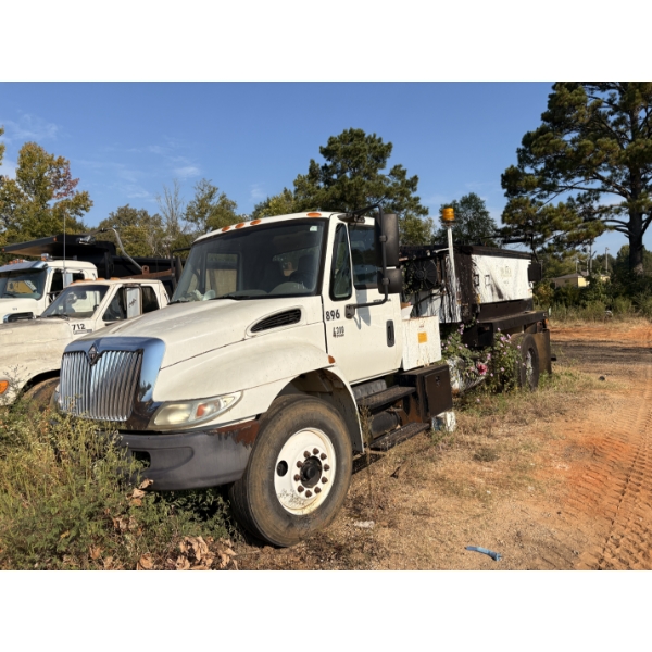 2005 INTERNATIONAL 4300 Asphalt Distributor Truck