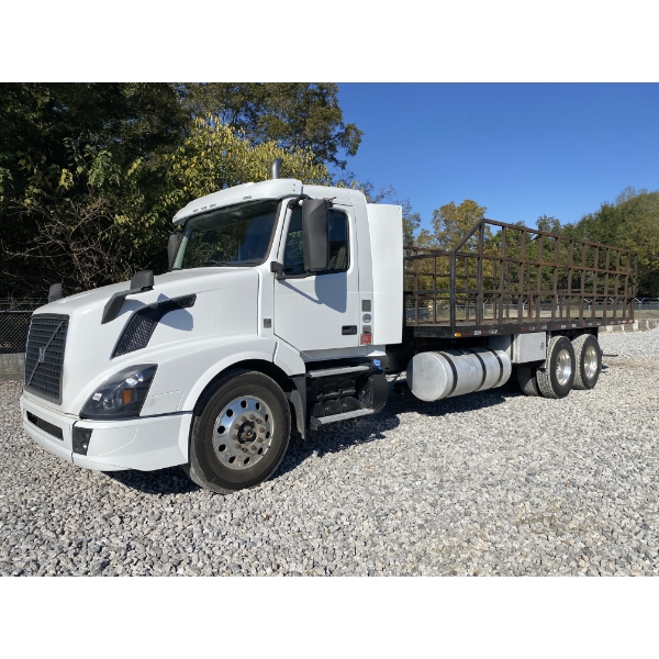 2018 VOLVO VN Flatbed Truck
