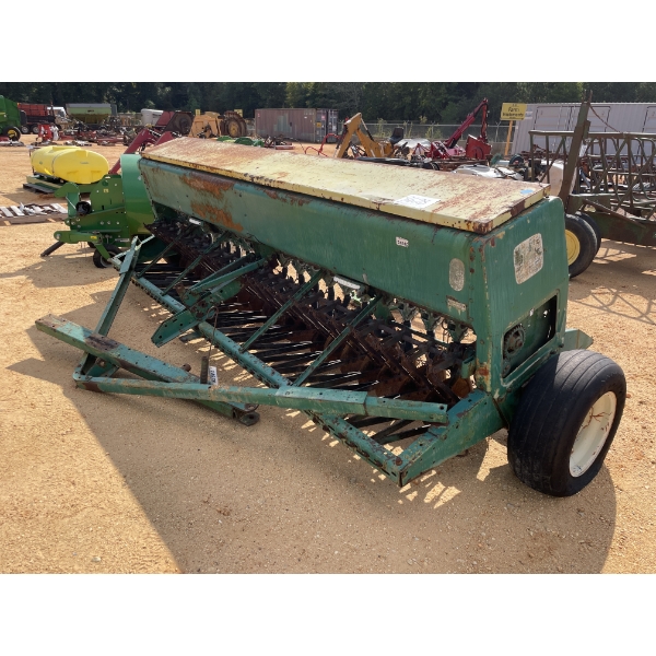JOHN DEERE GRAIN DRILL 8200