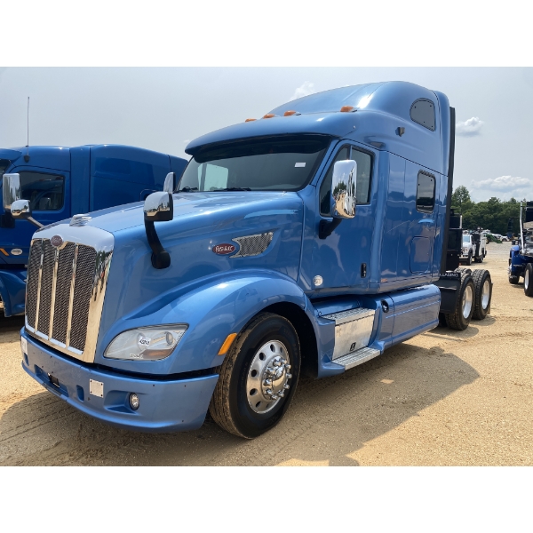 2015 PETERBILT 587 Sleeper Truck