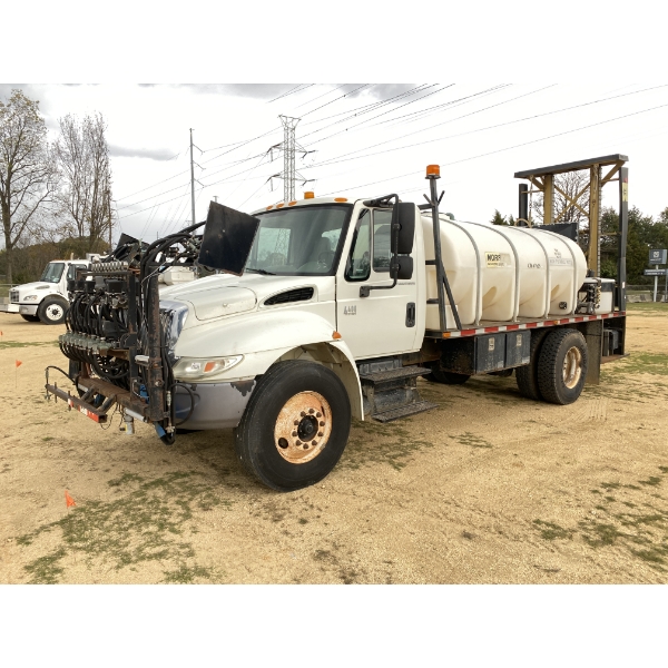 2005 INTERNATIONAL 4400 Sprayer Truck