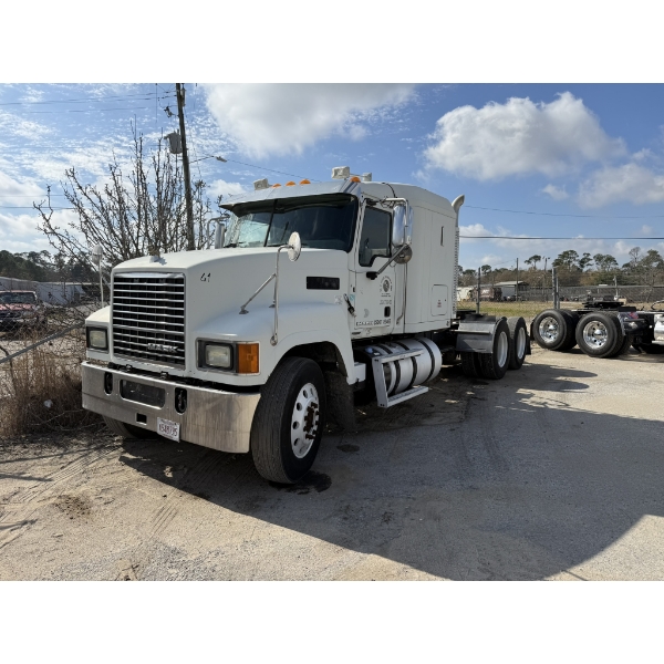 2016 MACK CHU613 Sleeper Truck