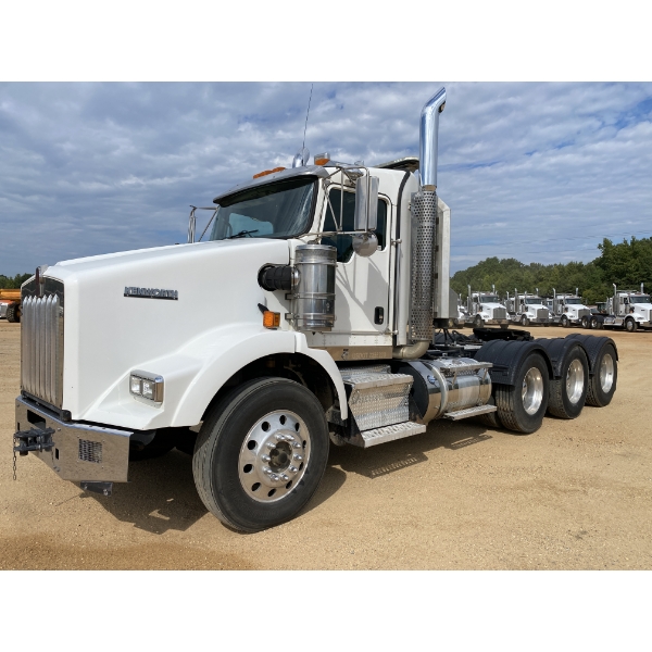 2016 KENWORTH T800 Day Cab Truck