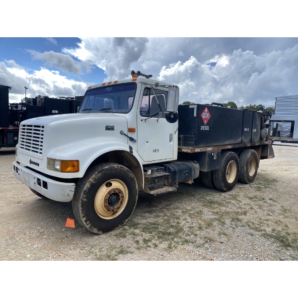 2000 INTERNATIONAL 4900 Fuel / Lube Truck