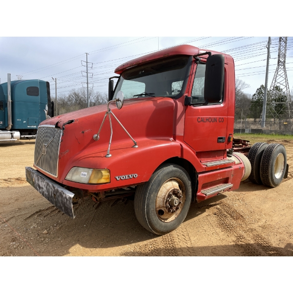 2000 VOLVO VNL42T Day Cab Truck