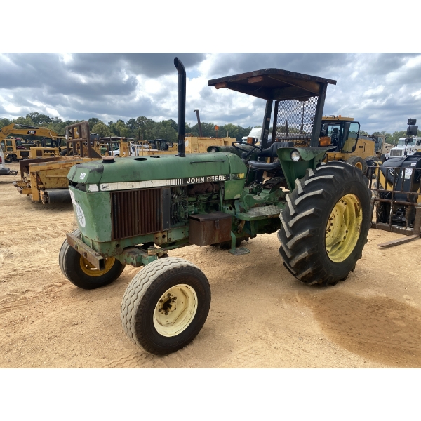 JOHN DEERE 2755 Farm Tractor
