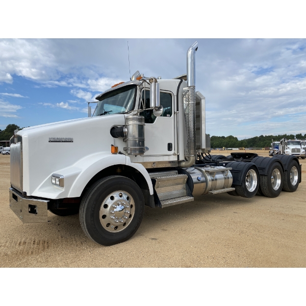 2016 KENWORTH T800 Day Cab Truck