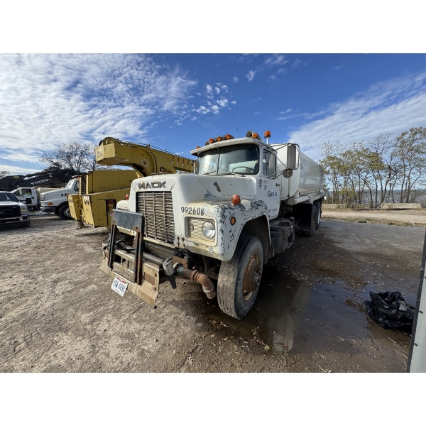 1982 MACK R686ST Water Truck
