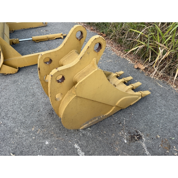 18" HEAVY DUTY BUCKET