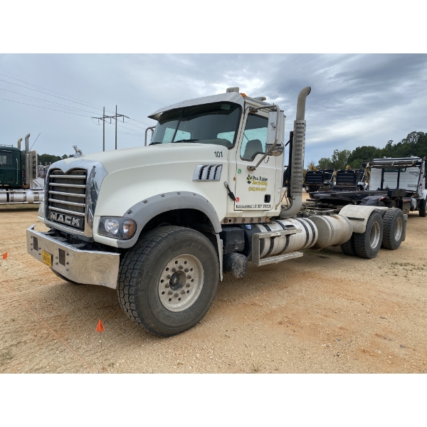 2011 MACK GU713 Day Cab Truck