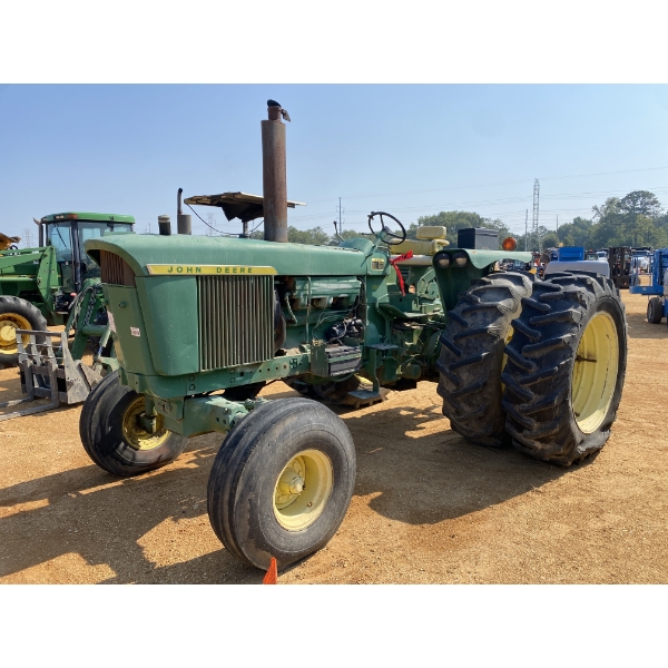 JOHN DEERE 813 Farm Tractor