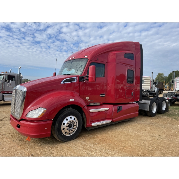 2014 KENWORTH T680 Sleeper Truck