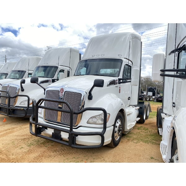 2021 KENWORTH T680 Day Cab Truck