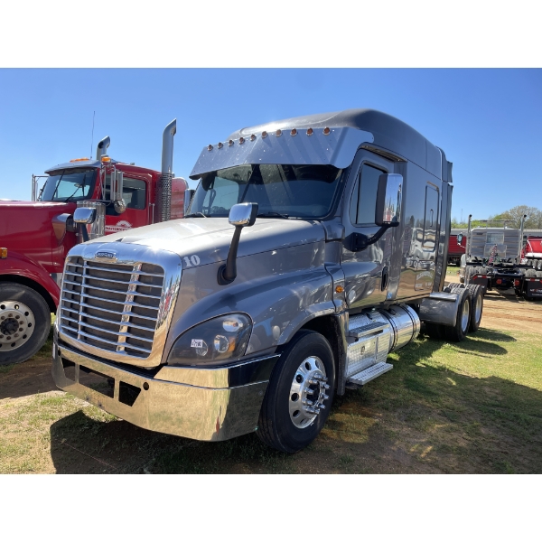 2016 FREIGHTLINER CASCADIA Sleeper Truck