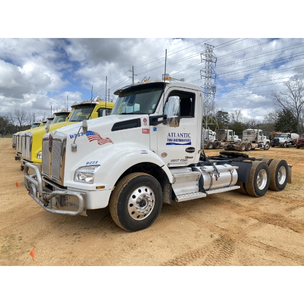 2022 KENWORTH T880 Day Cab Truck