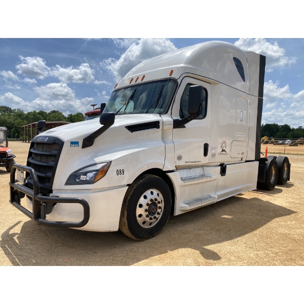 2018 FREIGHTLINER CASCADIA Sleeper Truck