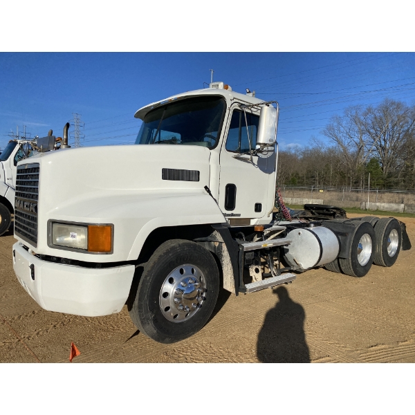 2000 MACK CH613 Day Cab Truck