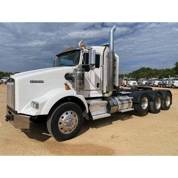 2016 KENWORTH T800 Day Cab Truck
