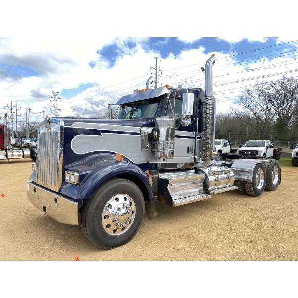2018 KENWORTH W900 Day Cab Truck