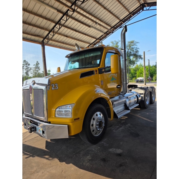 2021 KENWORTH T880 Day Cab Truck