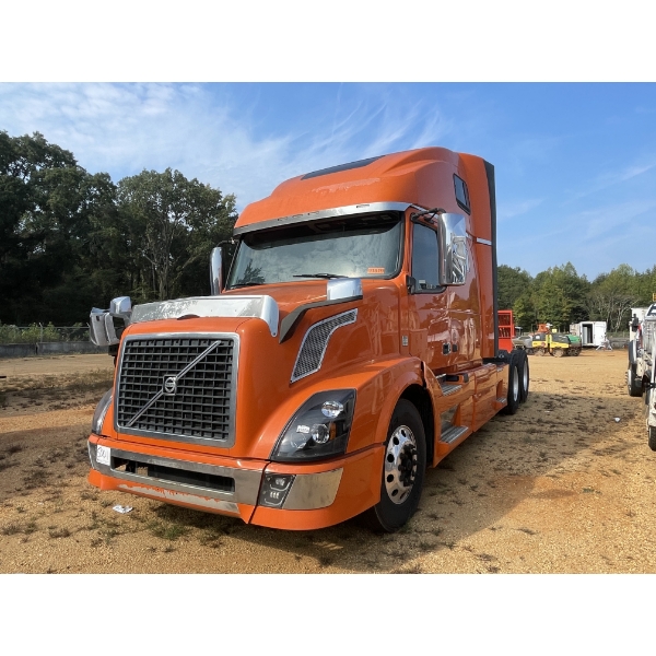 2015 VOLVO VNL64T Sleeper Truck