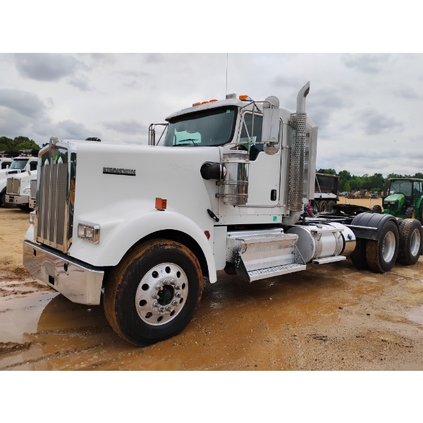 2018 KENWORTH W900 Day Cab Truck