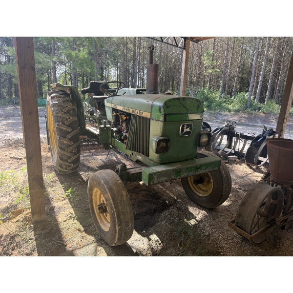1976 JOHN DEERE 2130 Farm Tractor