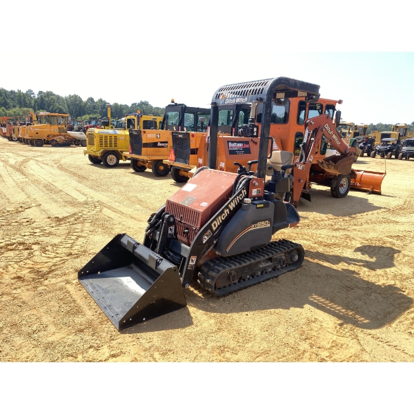 2004 DITCH WITCH XT850 Skid Steer Loader - Crawler