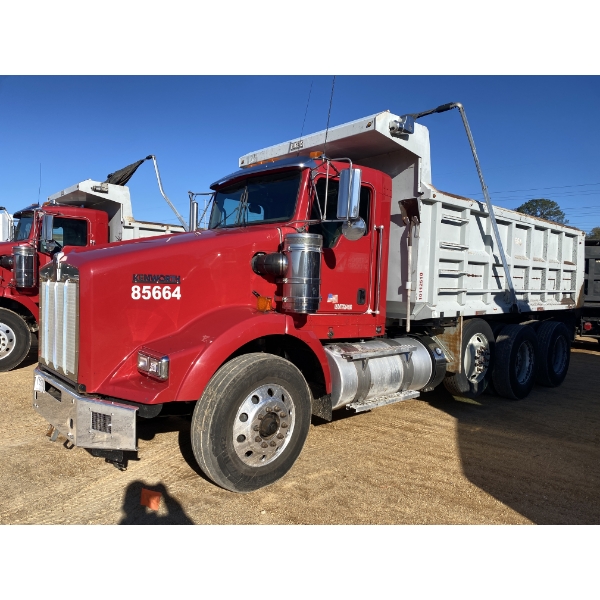 2017 KENWORTH T800 Dump Truck