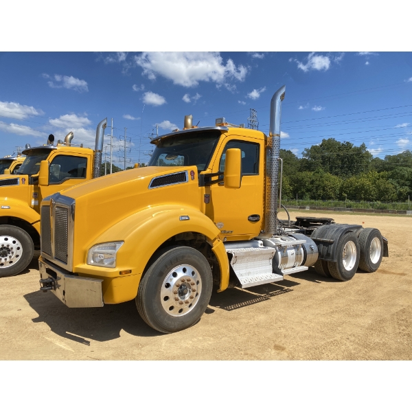2020 KENWORTH T880 Day Cab Truck