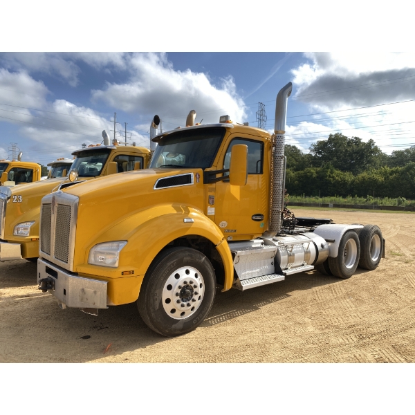 2020 KENWORTH T880 Day Cab Truck