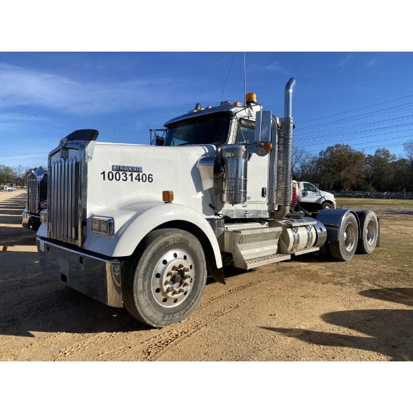 2013 KENWORTH W900 Day Cab Truck