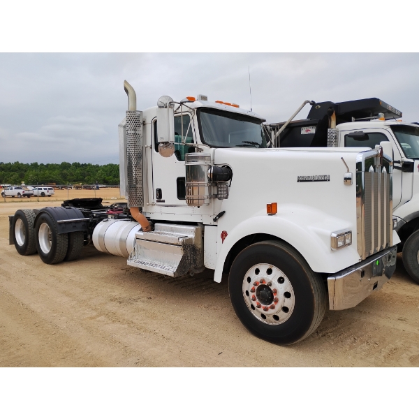 2019 KENWORTH W900 Day Cab Truck