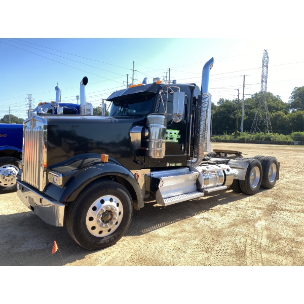 2022 KENWORTH W900 Day Cab Truck